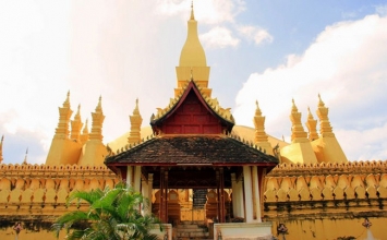 Đầu năm viếng chùa ở Lào